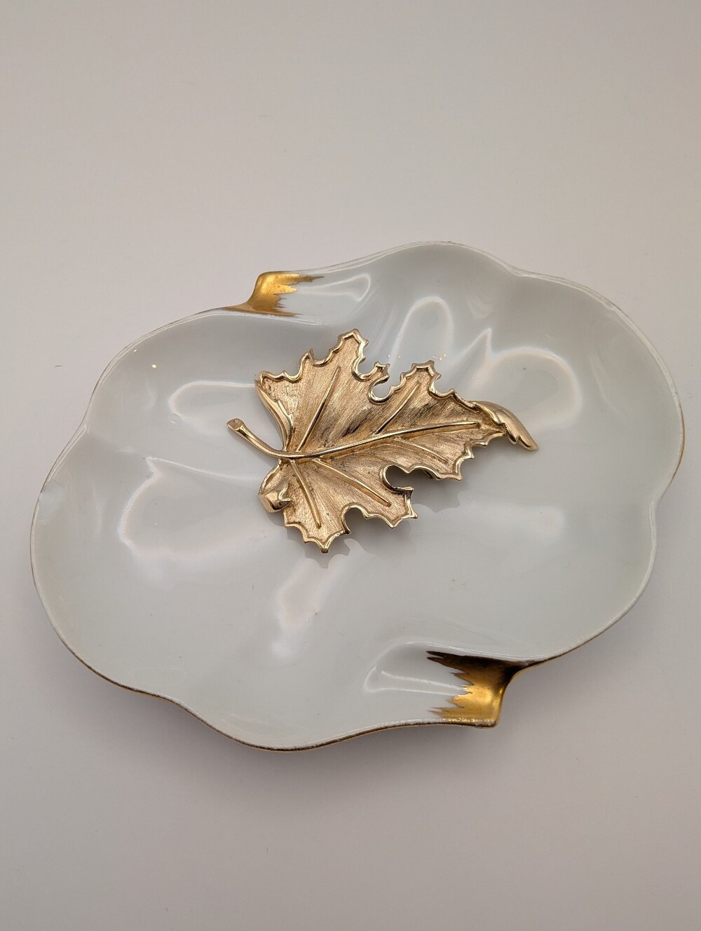 Vintage Crown Trifari Gold Tone Leaf Brooch Mid Century Modern